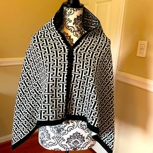 Women’s Black and white reversible geometric cape, size M